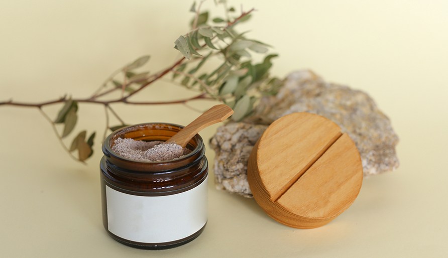 En krukke body scrub.